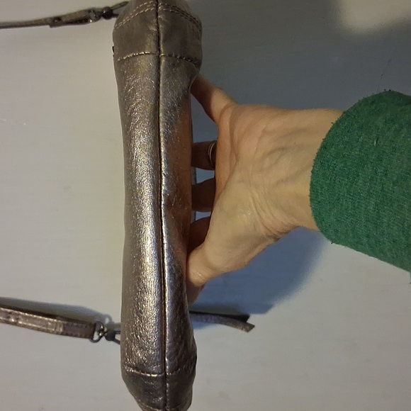 The Sak Oleta Shimmering Gold Leather Handbag Xbody Zip Top Purse Like New - Picture 5 of 8